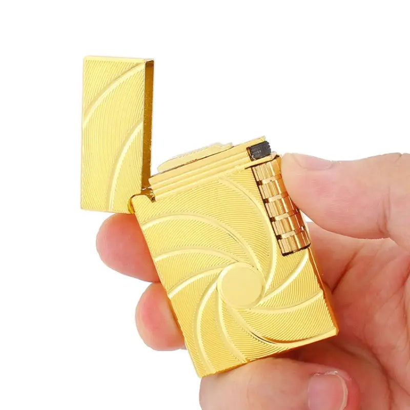 Briquet tempête doré à gravure Art nouveau
