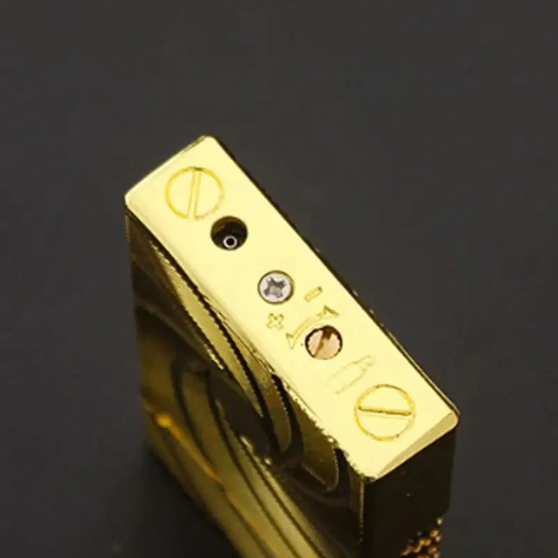 Briquet tempête doré à gravure Art nouveau