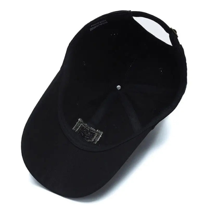 Casquette à écusson style militaire