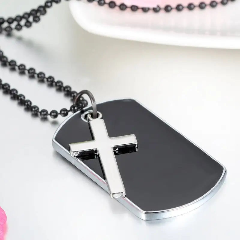 Collier plaque avec croix