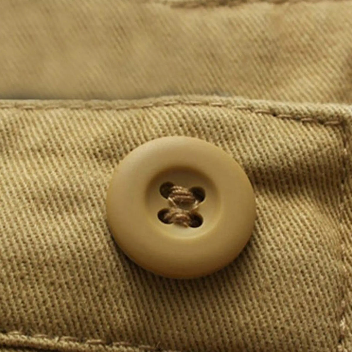 SHORT MILITAIRE AVEC POCHES PRATIQUES