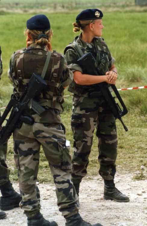 Comment un militaire doit se présenter?