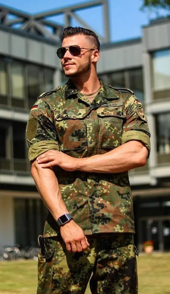 Comment un militaire doit se présenter?