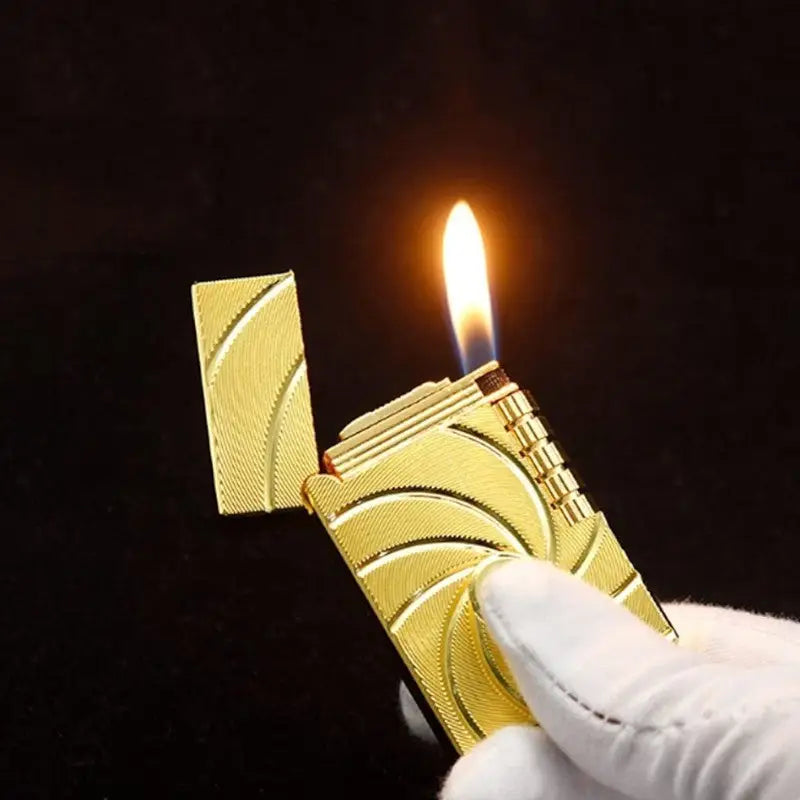 Briquet tempête doré à gravure Art nouveau