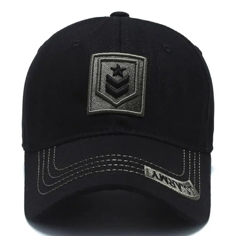 Casquette à écusson style militaire