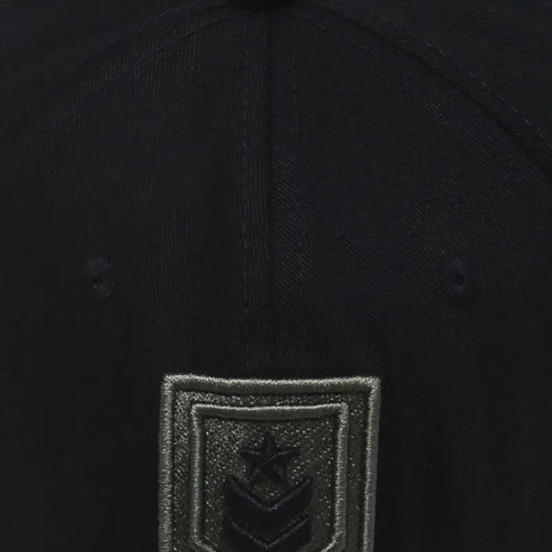 Casquette à écusson style militaire