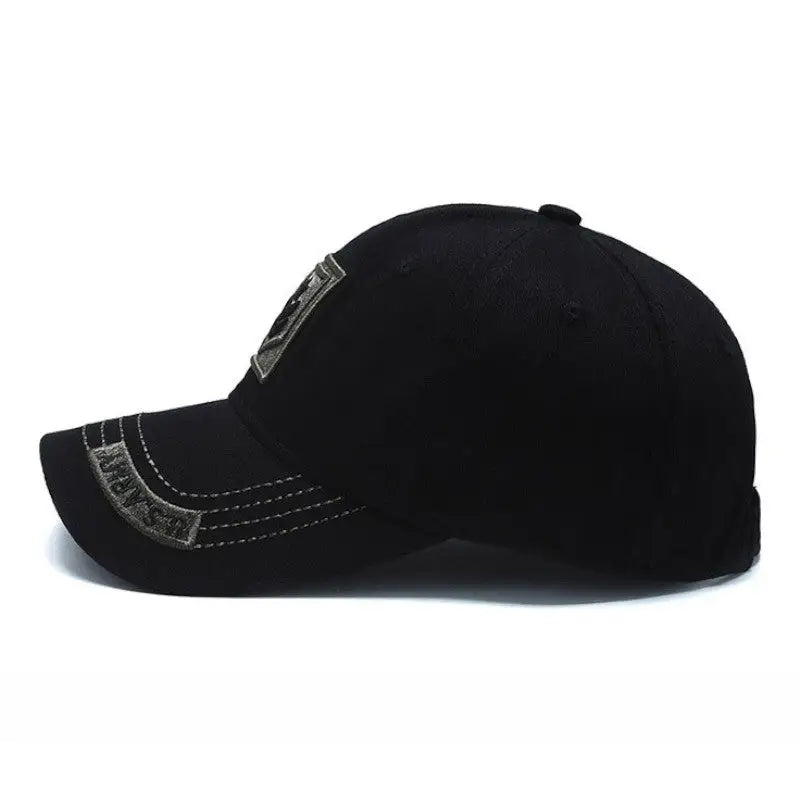 Casquette à écusson style militaire