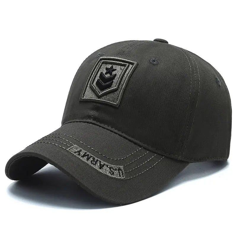 Casquette à écusson style militaire