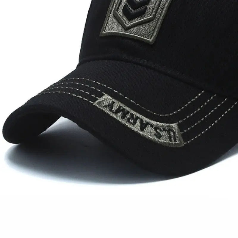 Casquette à écusson style militaire