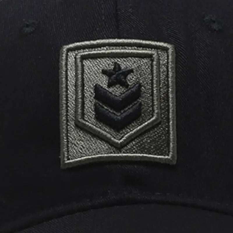 Casquette à écusson style militaire