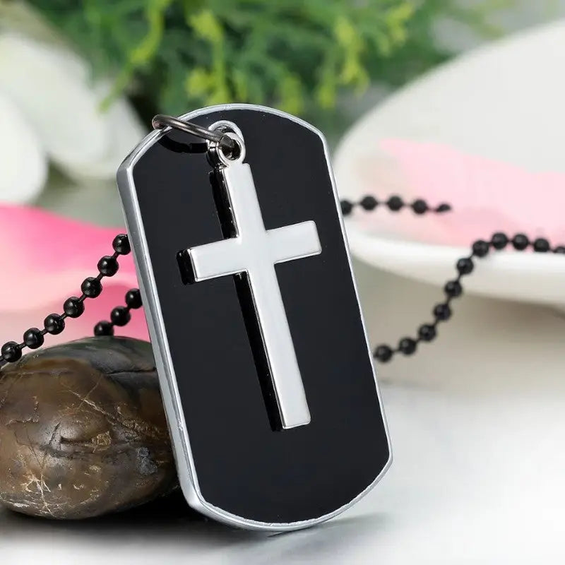 Collier plaque avec croix
