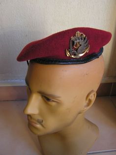 Comment mettre insigne sur béret ?