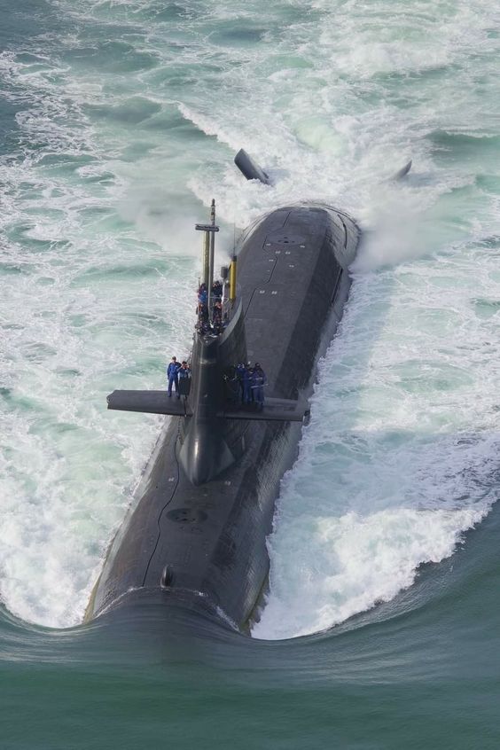 comment-un-sous-marin-remonte-à-la-surface