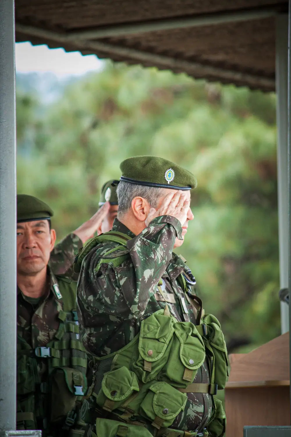 quelle-main-pour-salut-militaire