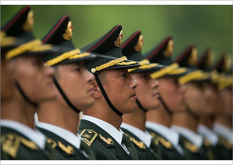 Qui a inventé la tenue militaire ?