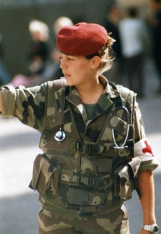 Qui a inventé la tenue militaire ?