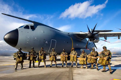 Qui dirige une brigade militaire ?