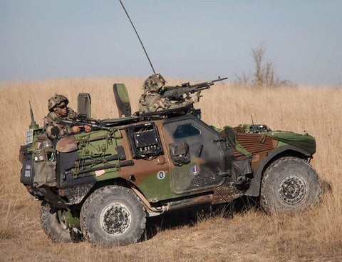 Qui dirige une brigade militaire ?