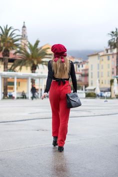Qui porte le béret rouge ?